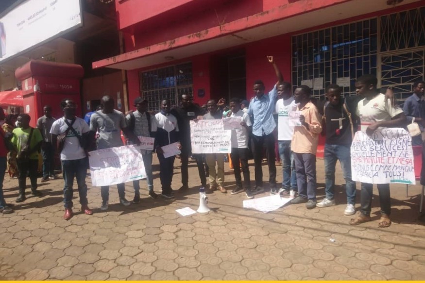 Sit-in devant les installations de Airtel Bukavu  : Les abonnés réclament une communication de qualité, fiable et abordable